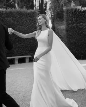 Vestido de novia de estilo sencillo y elegante.