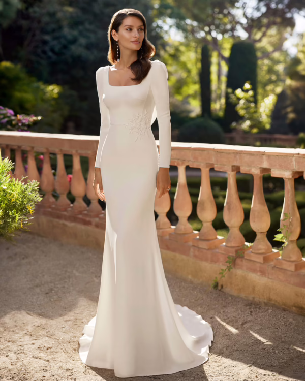 Vestido de novia de corte recto ,confeccionado en crepe