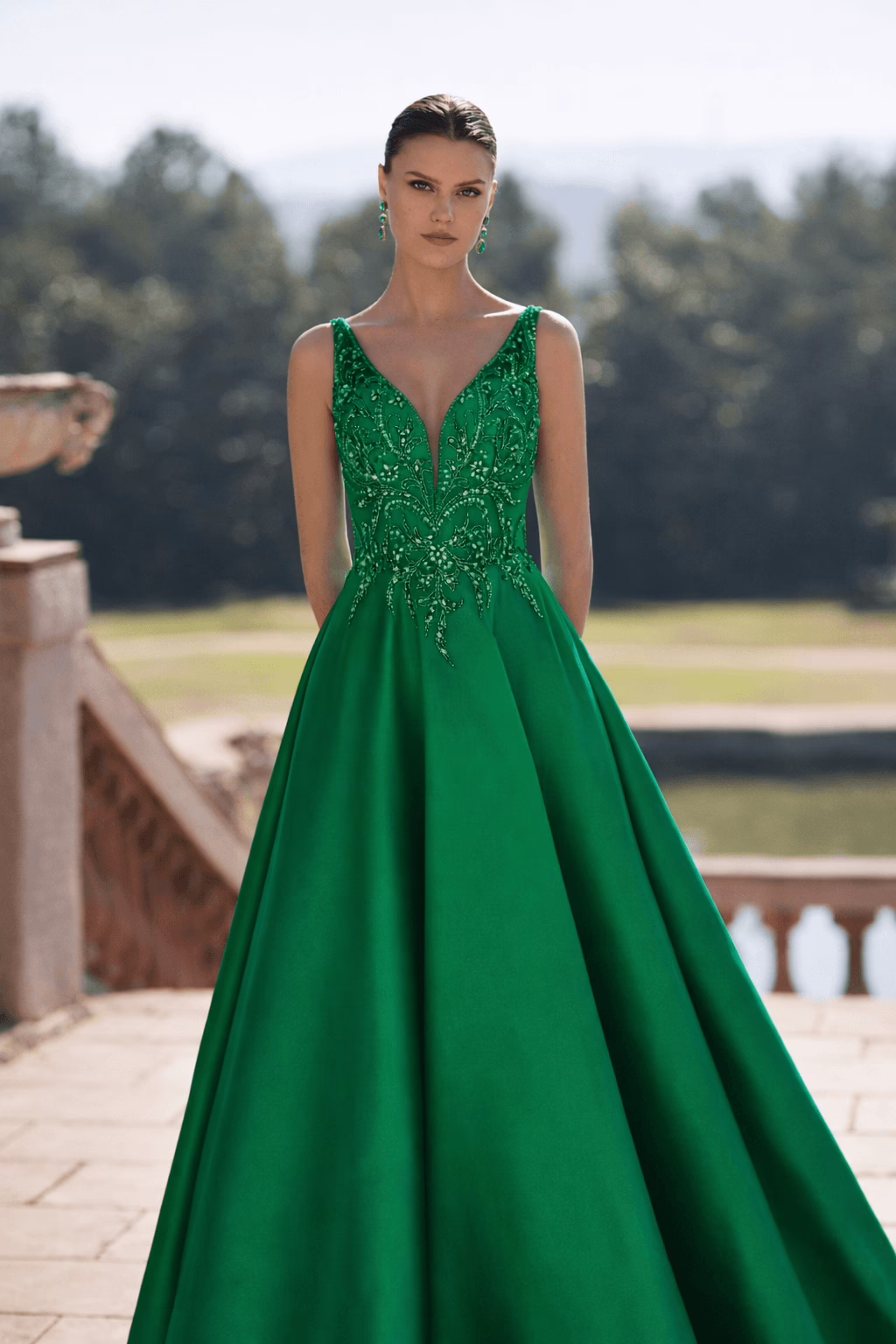 Vestido de fiesta de corte princesa y estilo elegante.