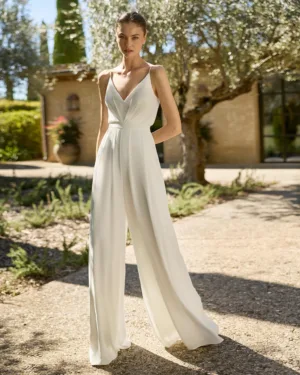 Vestido de novia moderno y minimalista.