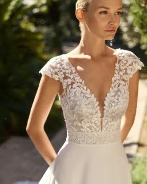 Vestido de novia de estilo fluido y romántico.