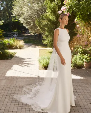 Vestido de novia de corte sirena y estilo elegante.