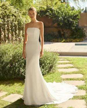 Vestido de novia de corte sirena, y estilo sencillo.