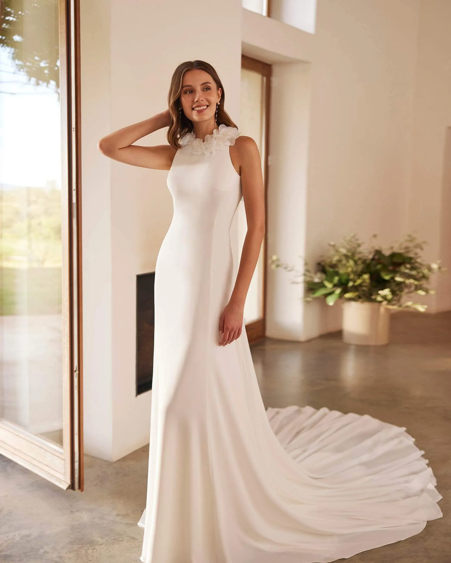 Vestido de novia de corte recto y estilo elegante