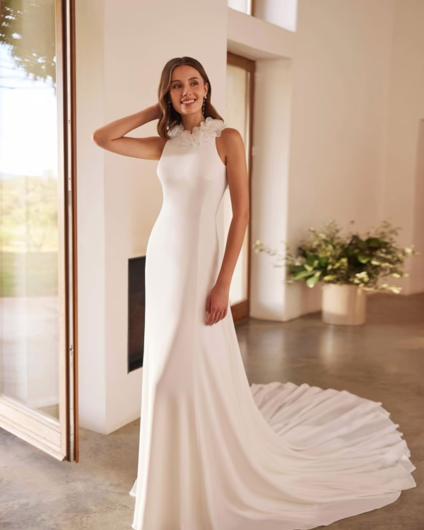 Vestido de novia de corte recto y escote halter.