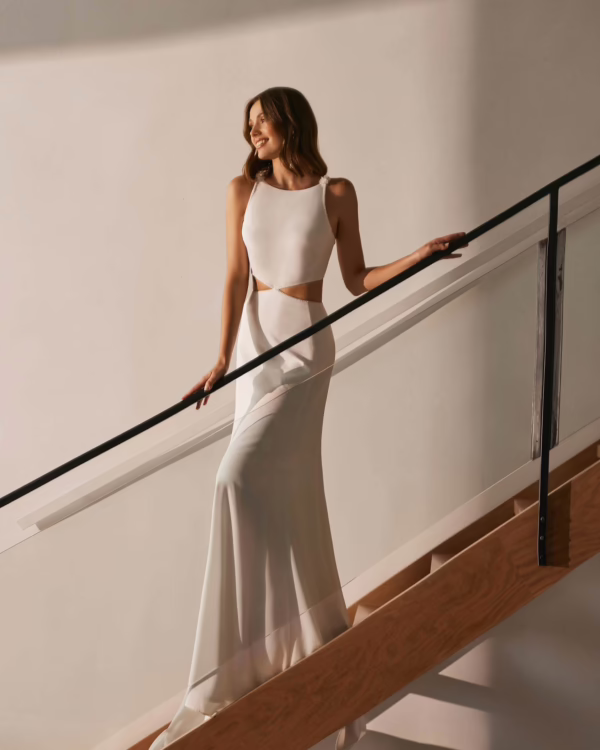 Vestido de novia de corte recto, confeccionado en crepe