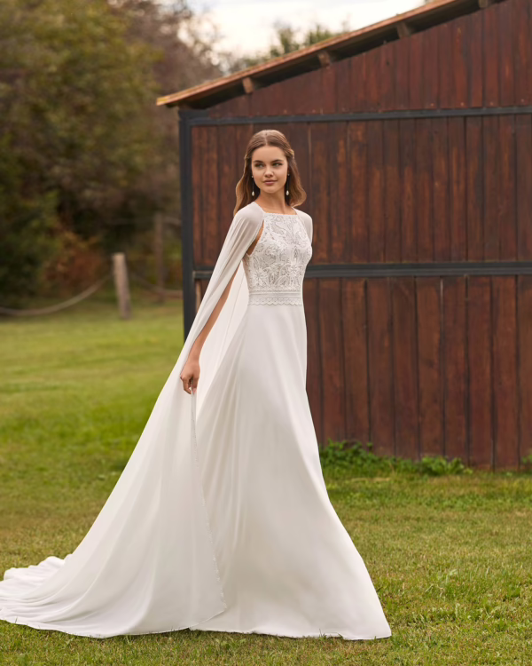 vestido de novia de corte recto y estilo fluido.