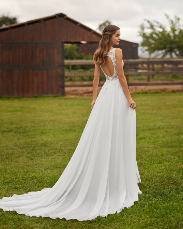 Vestido de novia de corte A y estilo fluido