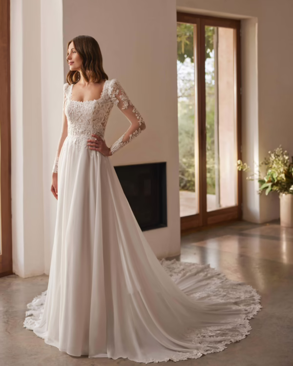 Vestido de novia de corte fluido con manga.
