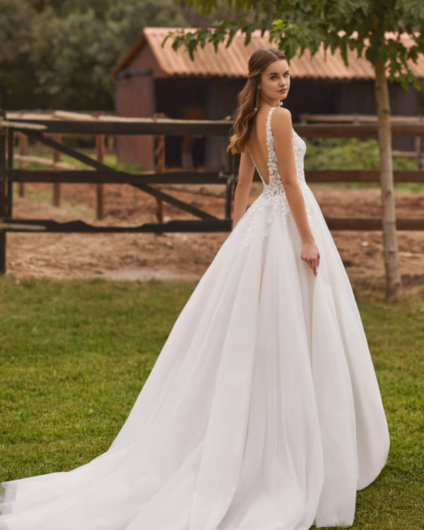 Vestido de novia de corte princesa y estilo romántico.