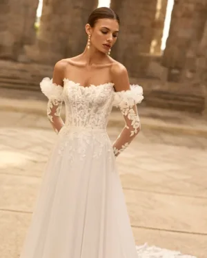 Vestido de novia de estilo fluido y romántico.