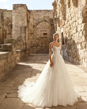 Vestido de novia de corte princesa y estilo romántico .