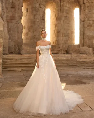 Vestido de novia de corte princesa y estilo dulce y romántico .