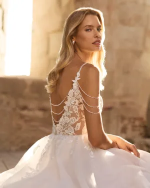 Vestido de novia de corte princesa y estilo romántico