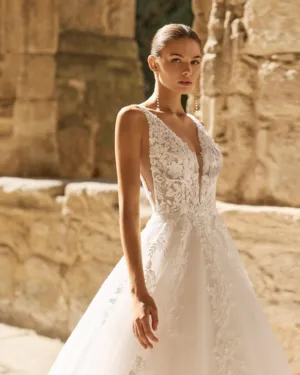 Vestido de novia de corte princesa y estilo dulce y romántico.