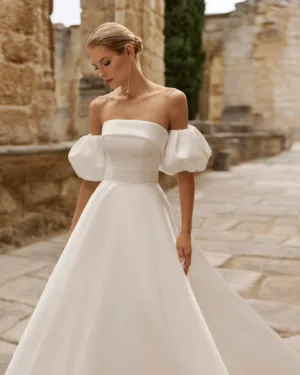 vestido de novia de estilo clásico y sencillo.