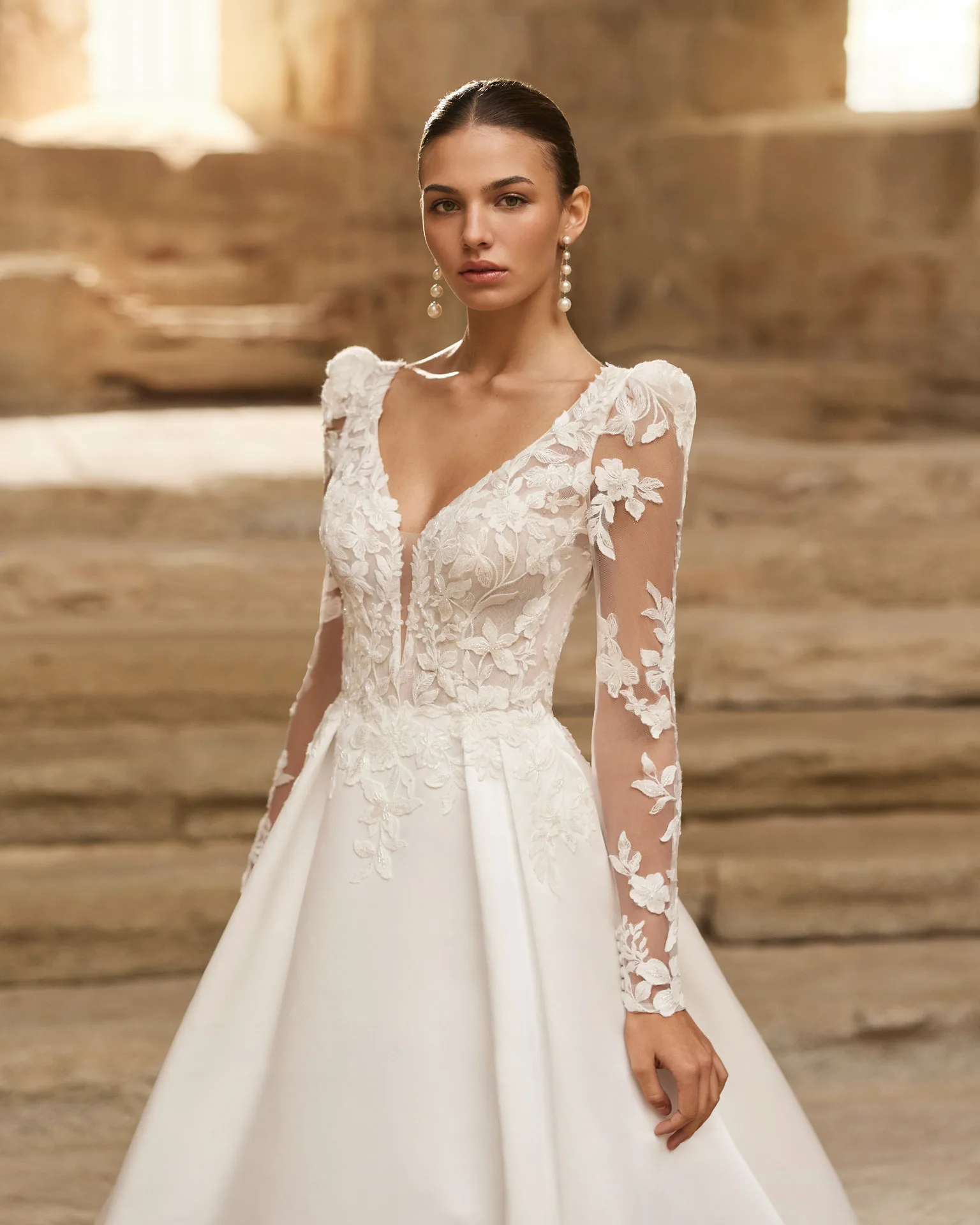 Vestido de novia de estilo clásico con mangas desmontables.