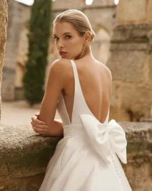 vestido de novia de estilo clásico, sencillo y elegante.