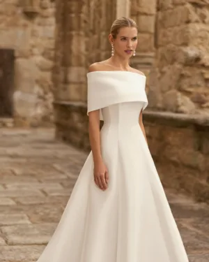 Vestido de novia de estilo clásico y formal.