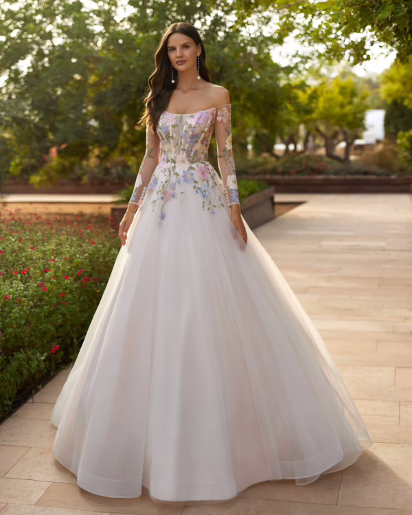 Vestido de novia de corte princesa y estilo romántico.