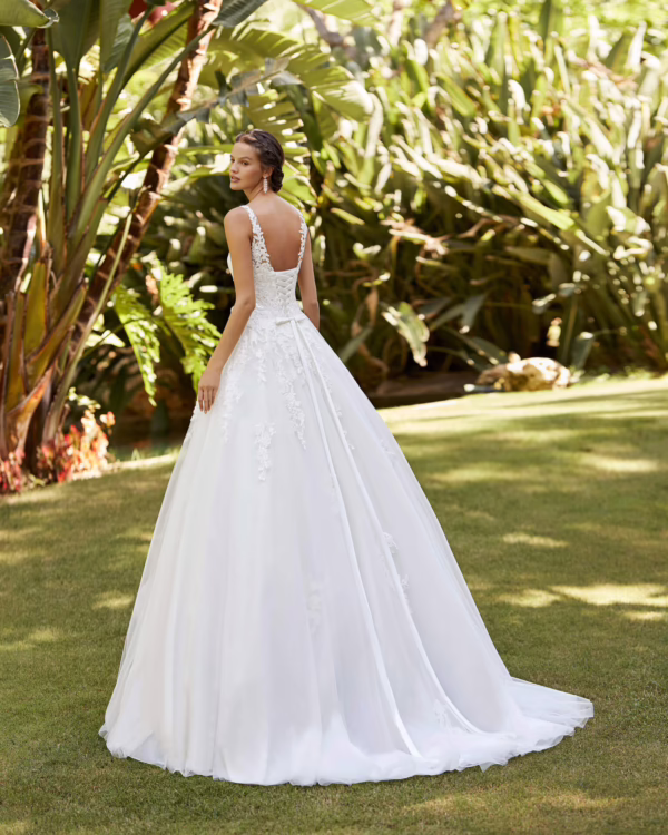 Vestido de novia de corte princesa, confeccionado en tul.